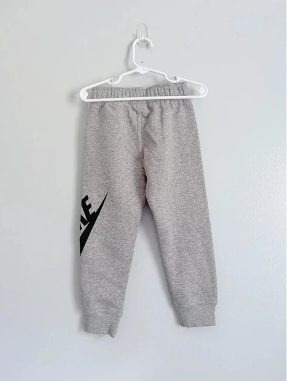 Nike Boys Jogger Sweatpants Gray Fleece Logo Pants Size 4 XS 3-4Y NWT .
